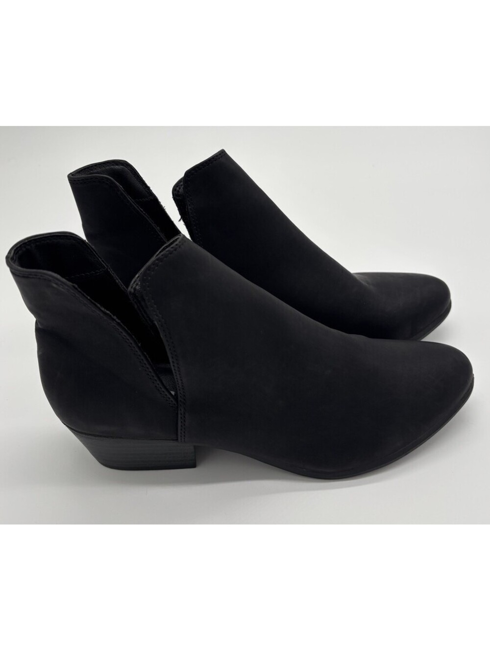 Women’s V Cut Black Booties Boots Short Black Size 8 Fall Winter Shoes
